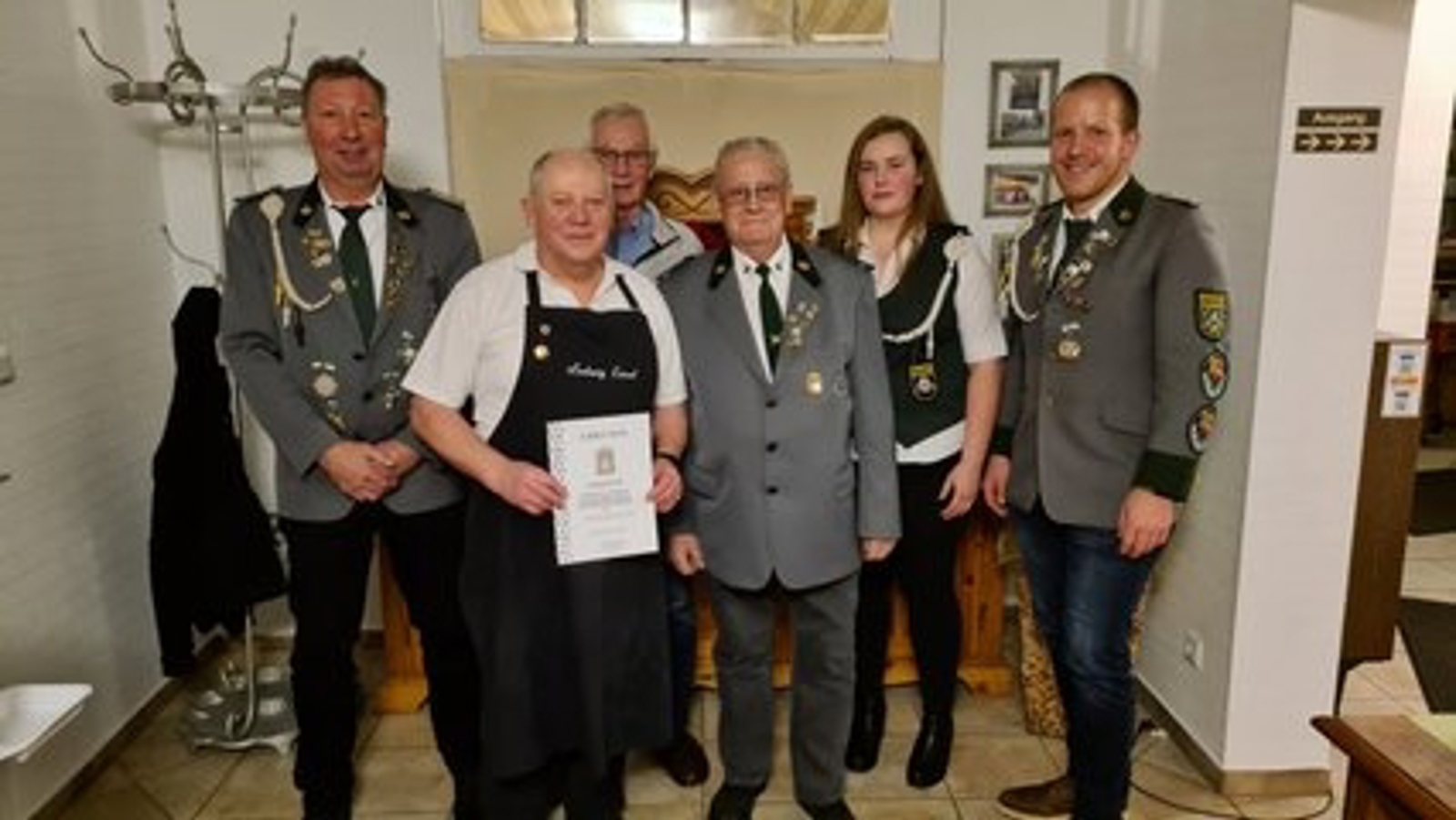 Foto der Geehrten (v.l.): Michael Grösche (1. Vorsitzender), Ludwig Ernst, Heinrich Wressig, Bernd Ackermann, Laura Großkopf, Alexander Bretschneider (2. Vorsitzender)